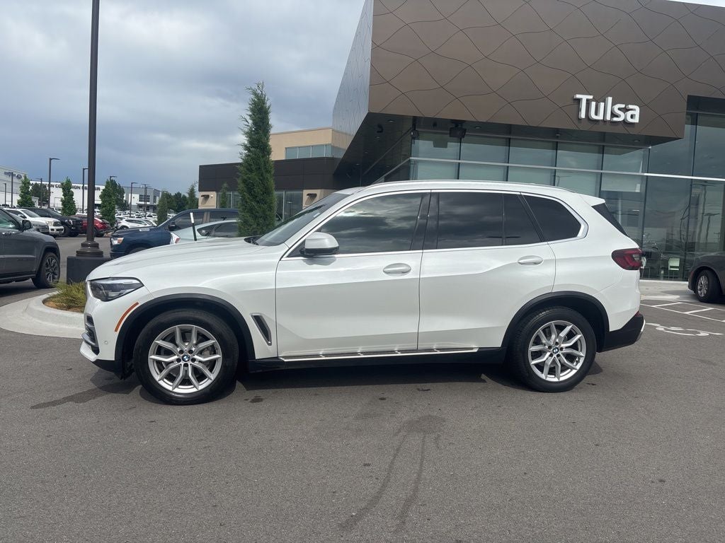 2023 BMW X5 xDrive40i in White Metallic — front three-quarter view